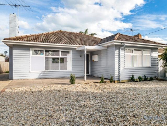 Spacious 3 Bedroom Unit with Large Outdoor Entertaining Area. !