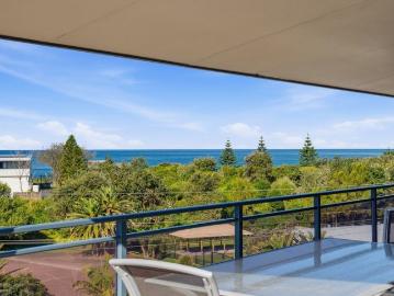 SPACIOUS 3 BEDROOM UNIT WITH STUNNING OCEAN & LAKE VIEWS