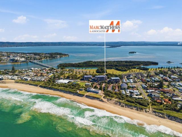 SPACIOUS 3 BEDROOM UNIT WITH STUNNING OCEAN & LAKE VIEWS