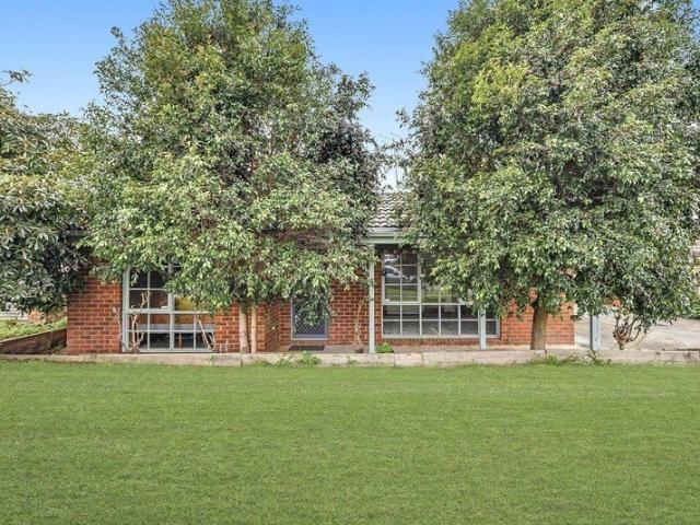 SPACIOUS 3 BEDROOM UNIT, DOUBLE GARAGE, LARGE PERGOLA & NO BODY CORPORATE!