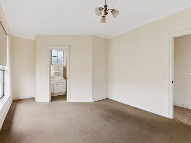 Spacious 3 Bedroom Unit in the Heart of Oakleigh