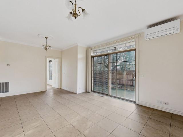 Spacious 3 Bedroom Unit in the Heart of Oakleigh