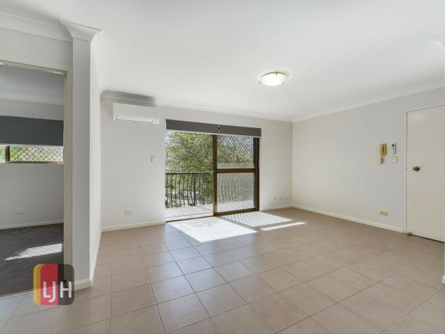 SPACIOUS 3 BEDROOM UNIT IN CHERMSIDE