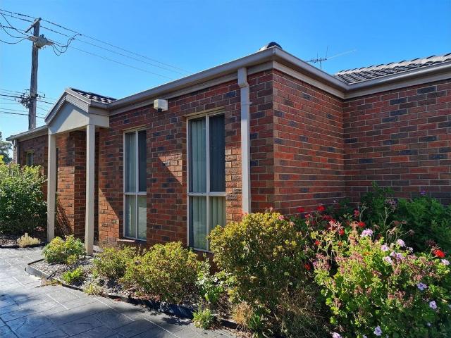 Spacious 3 Bedroom Unit in Convenient Mount Waverley Location