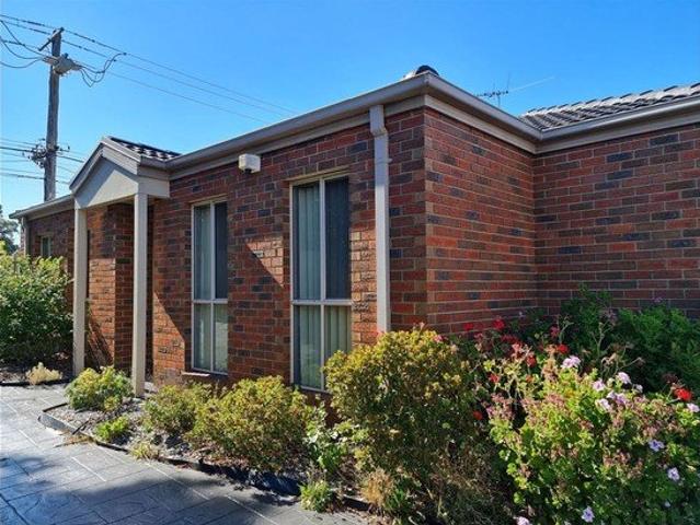 Spacious 3 Bedroom Unit in Convenient Mount Waverley Location