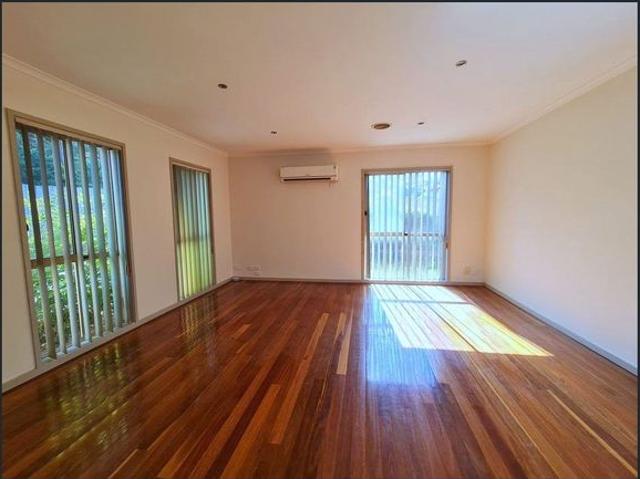 Spacious 3 Bedroom Unit in Convenient Mount Waverley Location