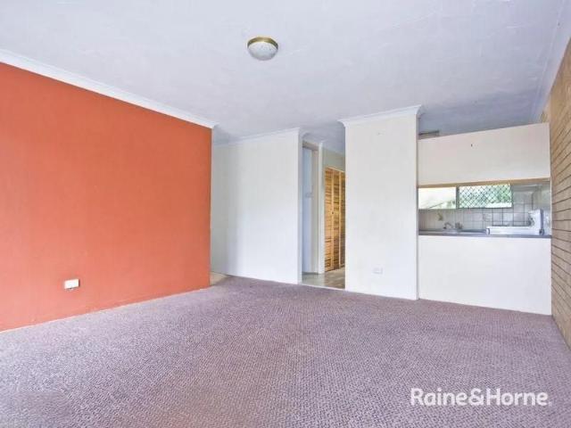 Spacious 3 Bedroom Unit in Convenient Woodridge Location