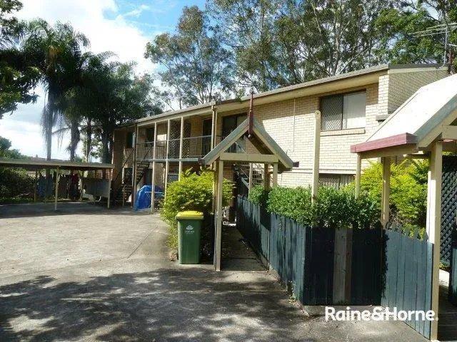 Spacious 3 Bedroom Unit in Convenient Woodridge Location