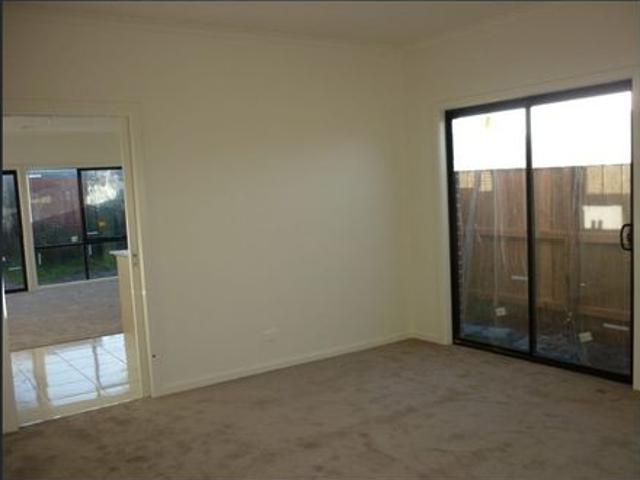 Spacious 3 Bedroom unit in Prime Bonbeach Location