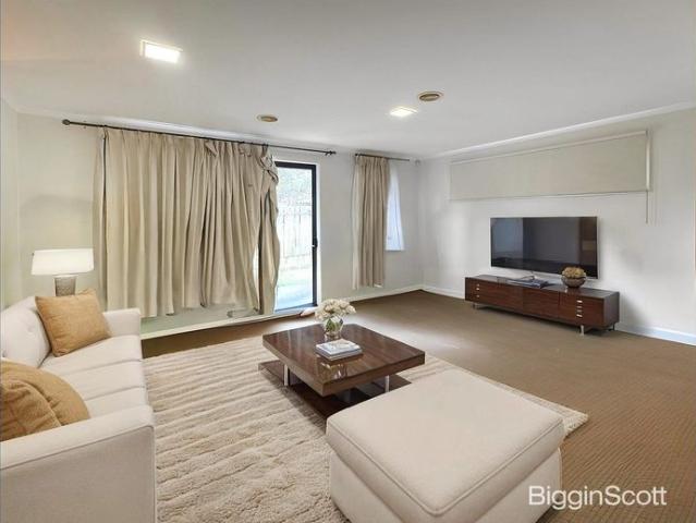 Spacious 3 Bedroom Unit in Prime Glen Waverley Location