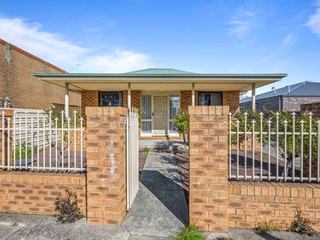 Spacious 3 Bedroom Unit in Prime Sebastopol Location
