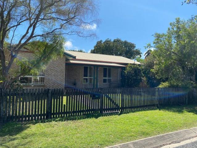 Spacious 3 Bedroom Unit in Prime South Mackay Location