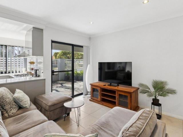 SPACIOUS 3 BEDROOM VILLA WITH COURTYARD, AIR CONDITIONING & LOCK UP GARAGE