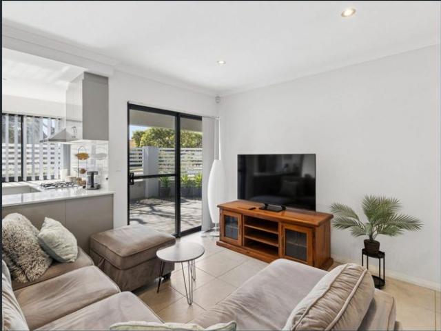 SPACIOUS 3 BEDROOM VILLA WITH COURTYARD, AIR CONDITIONING & LOCK UP GARAGE
