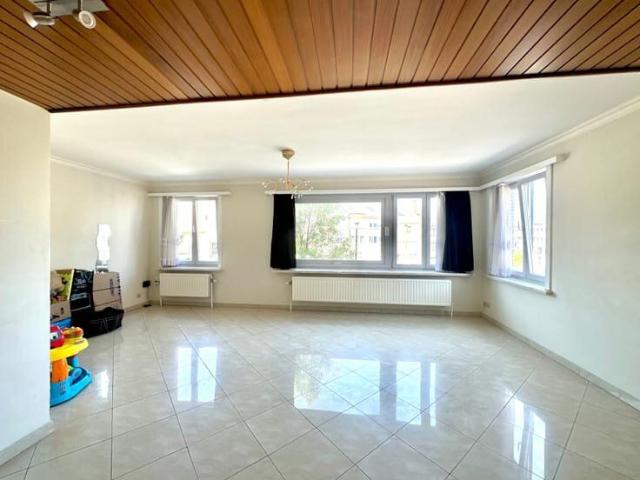 Spacious 3 bedrooms apartment with terrace