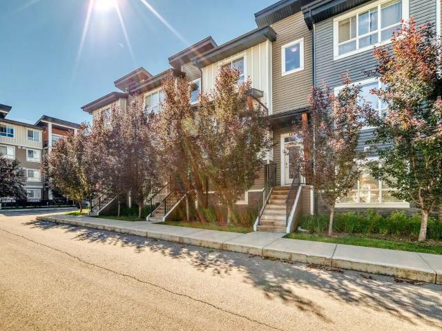 Spacious 3 bedrooms + Den + 2.5 bathroom townhouse in Walden