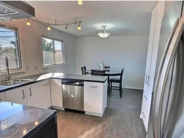 Spacious 3 bedrooms house upper level in Delwood