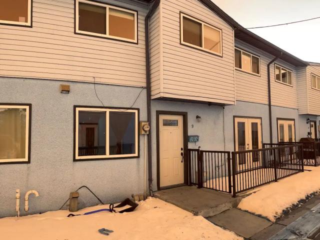 Spacious 3 bedrooms Townhouse Condo in Forest Lawn