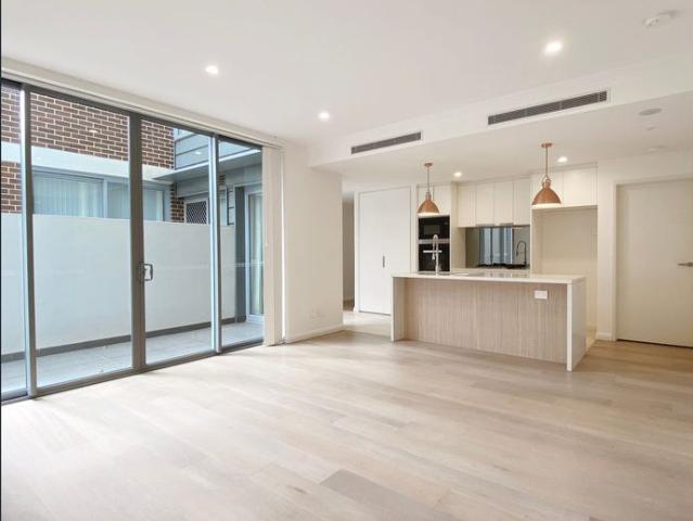 Spacious 3 Bedrooms with 2 parkings
