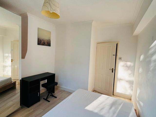 Spacious 3 Double Bed Flat in Euston UCL