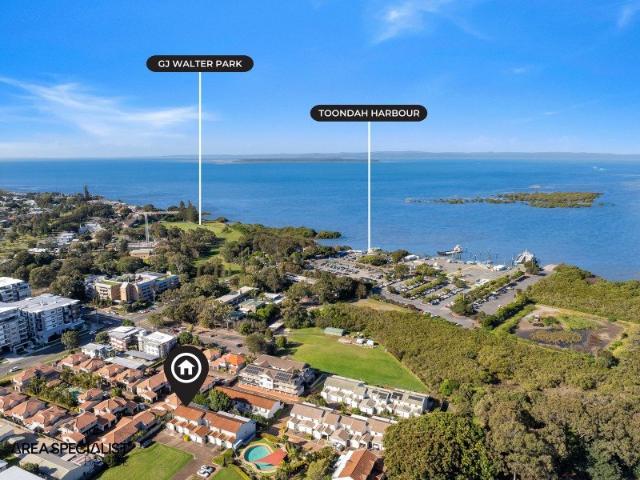 Spacious 3 Level Townhouse in Fantastic Bayside Position!