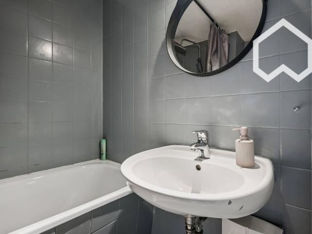 Spacious 3 Room Apartment in Essen, Е1, Essen Amsterdam Apartments for Rent