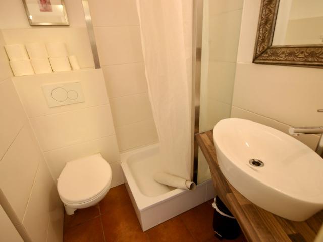 Spacious 3 Room Apartment 57 m² in the Heart of Essen – Fully Furnished, No Deposit, Including Cleaning Service & City Registration, Essen Amsterdam Apartments for Rent