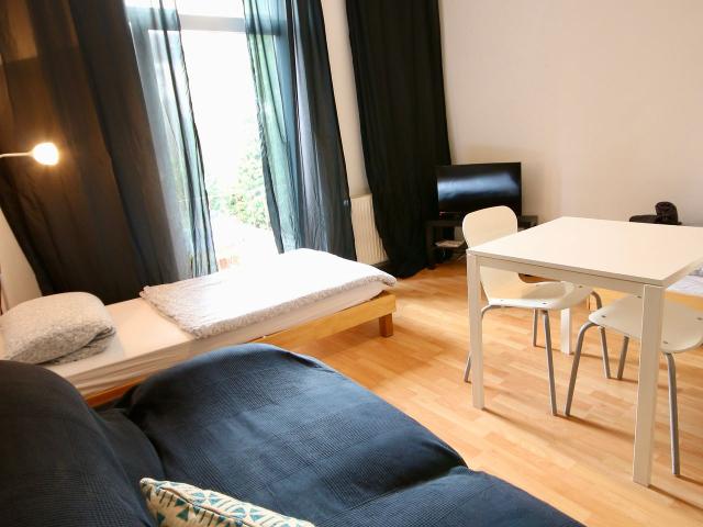 Spacious 3 Room Apartment 57 m² in the Heart of Essen – Fully Furnished, No Deposit, Including Cleaning Service & City Registration, Essen Amsterdam Apartments for Rent