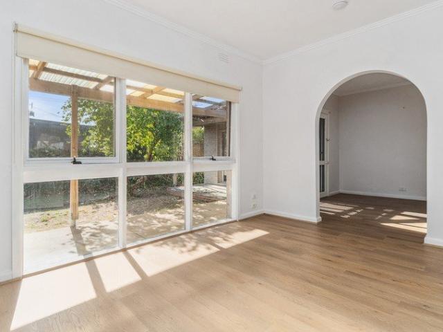Spacious 3 4 bed Family Home with in walking distance to the Beach
