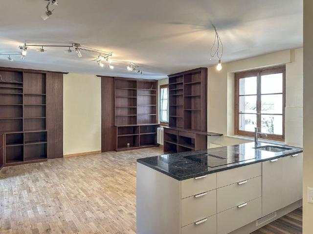 Spacious 3.5 room apartment with a view of the roofs of Montreux