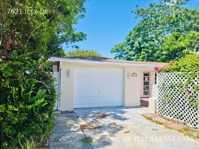 50% OFF ON FIRST MONTH'S RENT: Spacious 3BR Home with Fenced Yard & Family Room in Port Richey