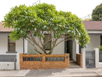 Spacious Terrace with Lock Up Garage in a Prime Lifestyle Setting