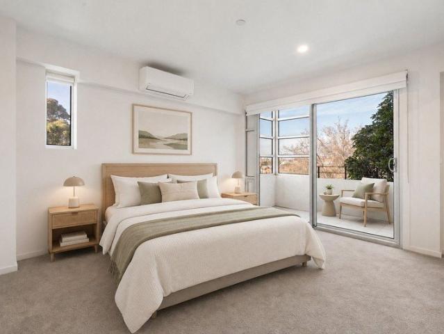 Spacious third floor apartment with city views