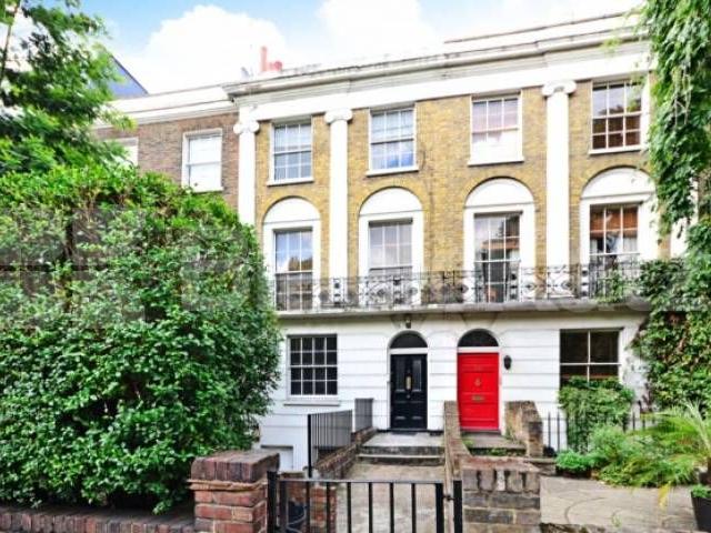 Spacious three bed with a modern bathroom and kitchen by Regents Park