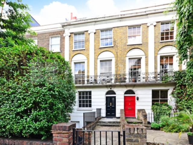 Spacious three bed with a modern bathroom and kitchen by Regents Park