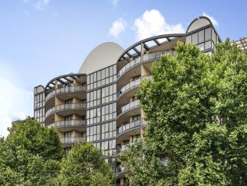 Spacious Three Bedroom Apartment with Sunroom in Prime Kingsford Location