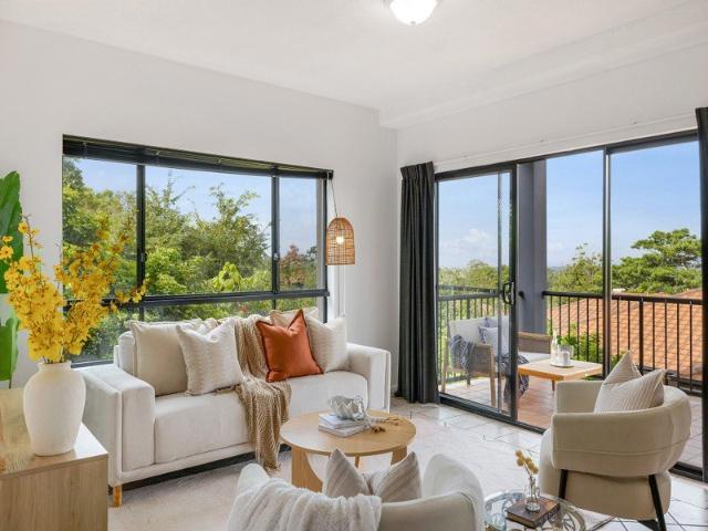 Spacious Three Bedroom Apartment with Spectacular Ocean Views!