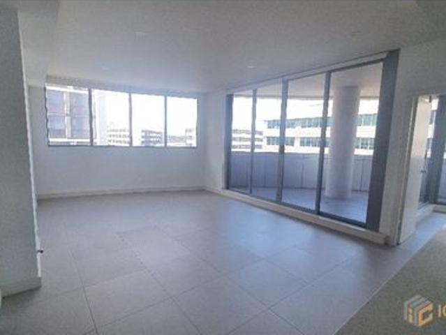Spacious Three Bedroom Apartment in the Heart of Mascot