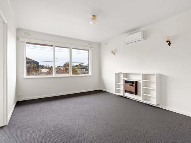 Spacious Three Bedroom Apartment in Trendy St Kilda