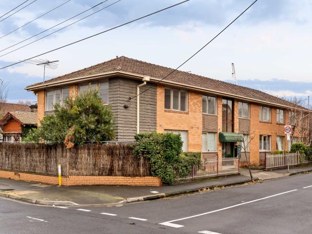 Spacious Three Bedroom Apartment in Trendy St Kilda