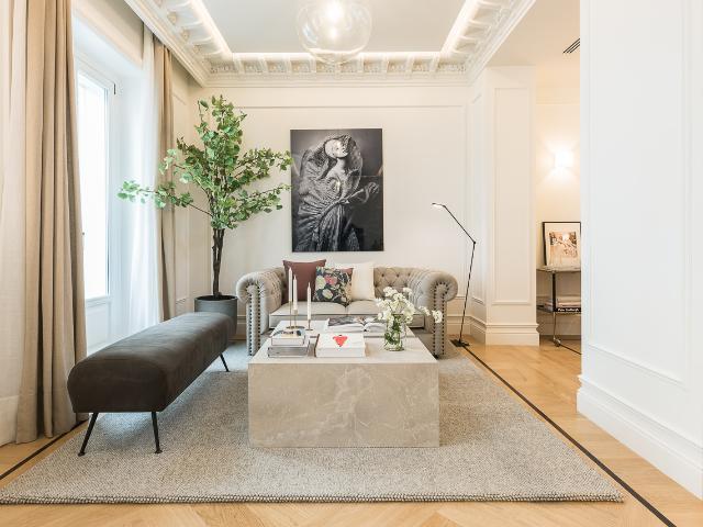 Spacious three bedroom apartment in an exclusive Narvaez building