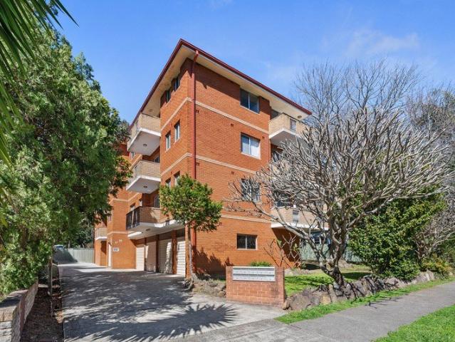 Spacious Three bedroom Apartment in Central Position