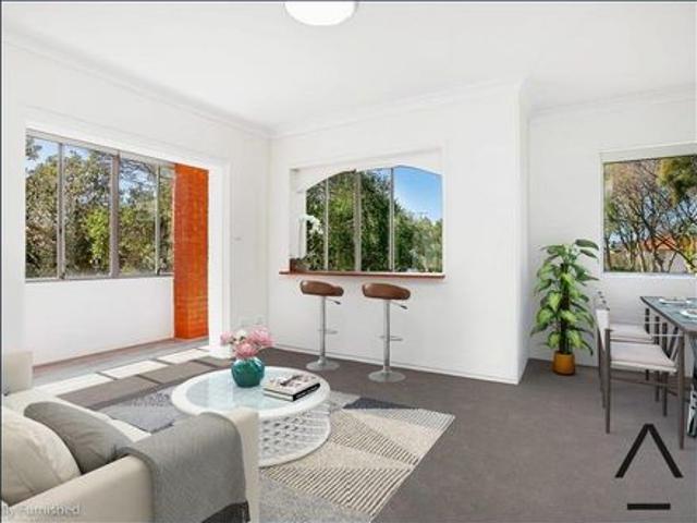 Spacious Three Bedroom Apartment in Prime Coastal Location