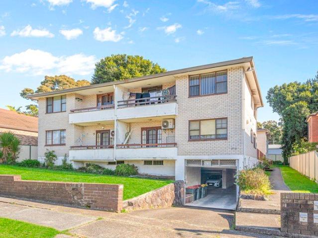 Spacious Three Bedroom Apartment in Prime Location