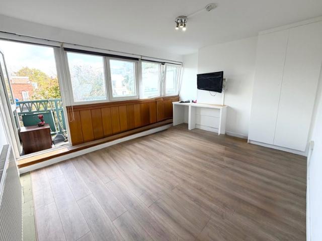 Spacious Three Bedroom Apartment, N1