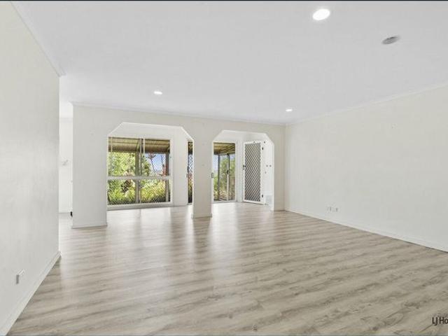 SPACIOUS THREE BEDROOM, DUPLEX WITH AMAZING VIEWS!