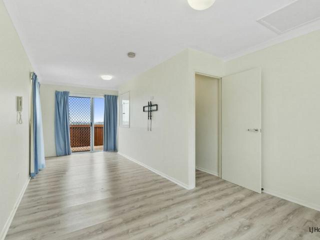 SPACIOUS THREE BEDROOM, DUPLEX WITH AMAZING VIEWS!