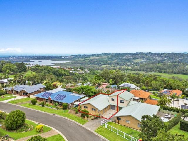 SPACIOUS THREE BEDROOM, DUPLEX WITH AMAZING VIEWS!