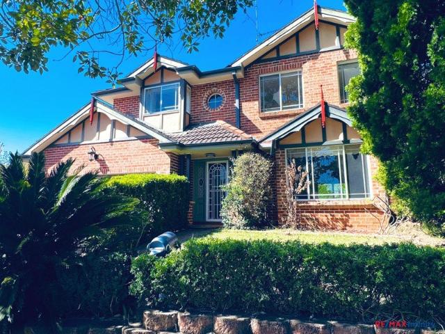 Spacious Three Bedroom Duplex with Private Garden and Norwest Convenience