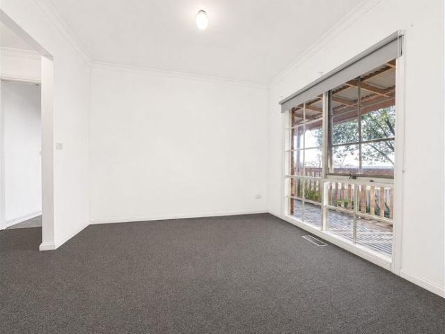 SPACIOUS THREE BEDROOM FAMILY HOME PLUS STUDY IN LILYDALE LAKES ESTATE